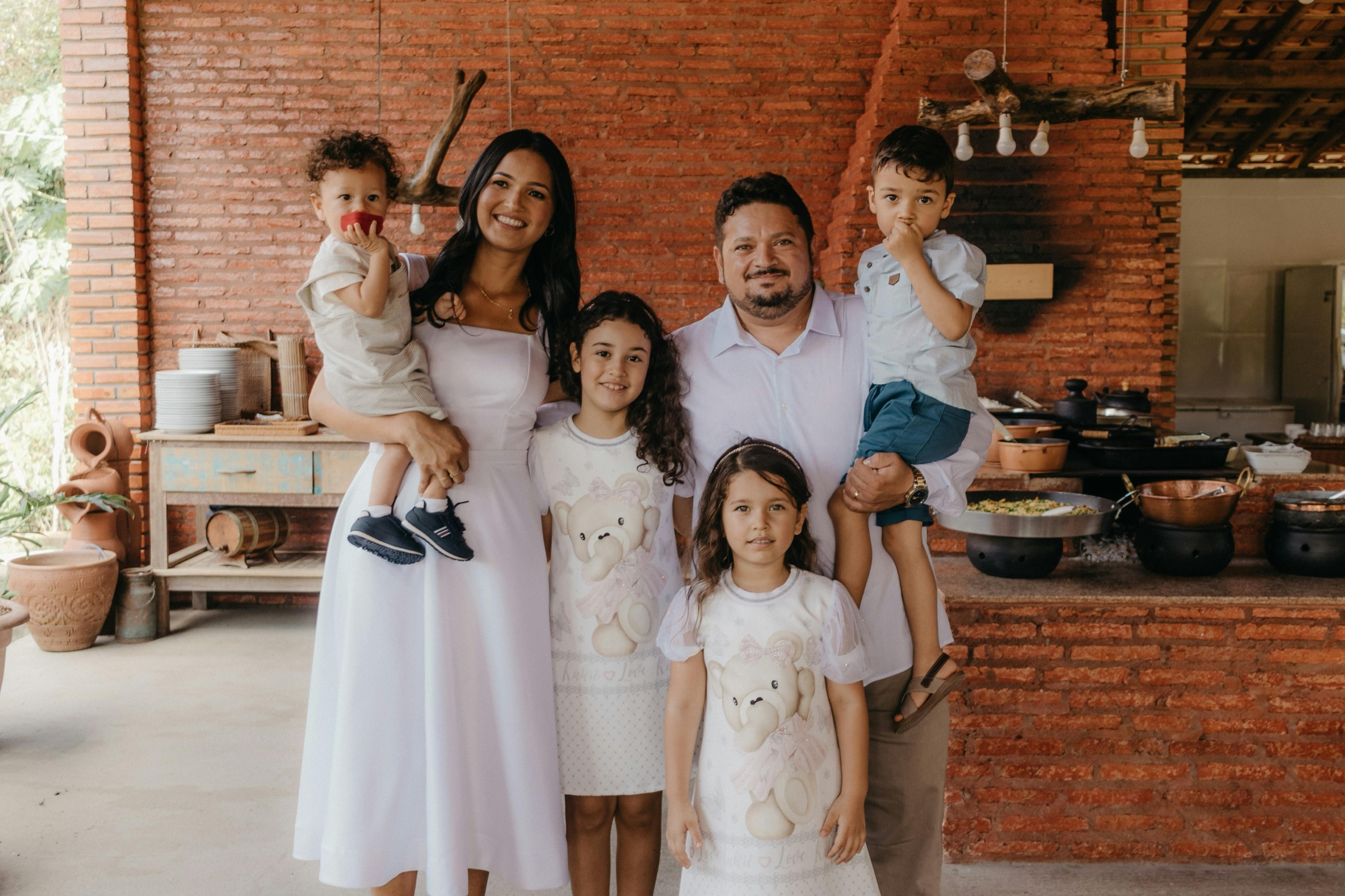 Familia reunida celebrando junta